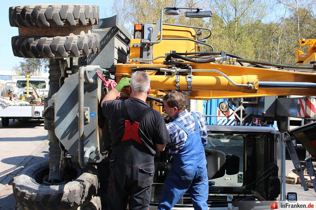 Erlangen: Bagger kippt auf Unigelände um