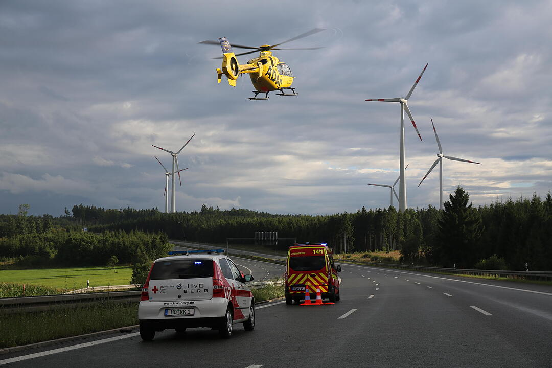 Schwerer Unfall auf der A9: Auto gerät auf nasser Straße ins Schleudern – Gaffer filmen
