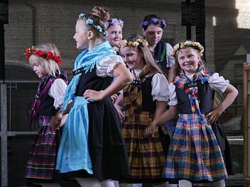 Neustadter Trachtenkinder der Haarbrücker Grundschule schenkten mit ihren Tänzchen Fröhlichkeit und Sonnenschein fürs Herz. Foto: Manja von Nida