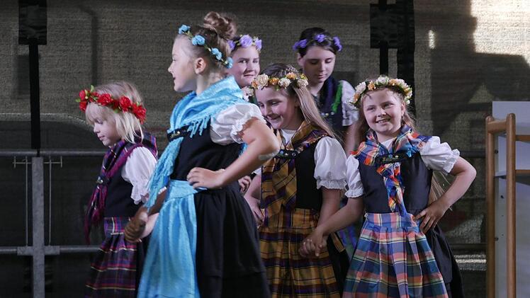 Neustadter Trachtenkinder der Haarbrücker Grundschule schenkten mit ihren Tänzchen Fröhlichkeit und Sonnenschein fürs Herz. Foto: Manja von Nida