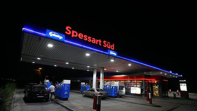 Rohrbrunn: Die Tankstelle der Rastanlage Spessart Süd. Wegen des Verdachts auf Sprengstoff in einem Auto ist eine Rastanlage auf der Autobahn 3 bei Aschaffenburg am Sonntagabend zeitweise gesperrt worden. Foto: Karl-Josef Hildenbrand/dpa