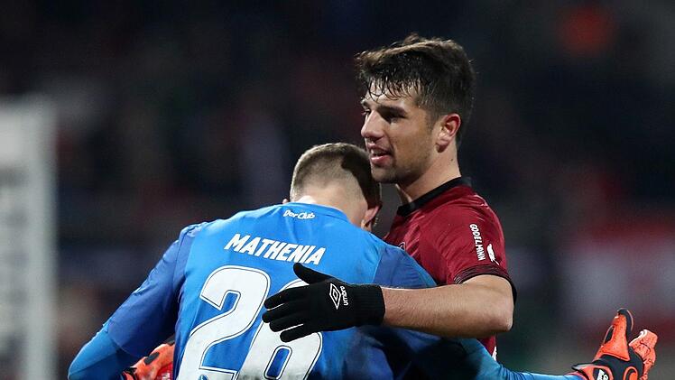 Lukas M&uuml;hl (rechts) hofft auf einen &Uuml;berraschungssieg gegen die Leipziger. Foto: Daniel Karmann/dpa