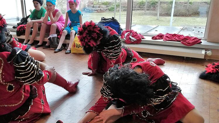 Tänzerinnen der Reiterswiesener Prinzengarde beim Aufwärmen vor ihrem Auftritt. Foto: Sigismund von Dobschütz