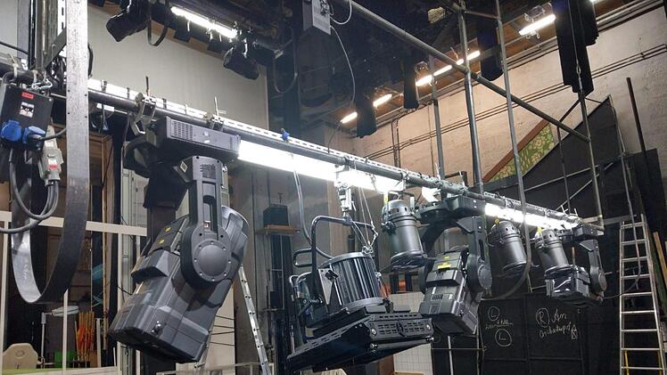 Blick auf eine Beleuchterbrücke des Landestheaters. Im Coburger Musentempel sind derzeit 20 betagte Bühnenscheinwerfer im Einsatz. Für vier dieser Scheinwerfer gibt es bereits jetzt keine Ersatzteile mehr.Foto: Landestheater Coburg