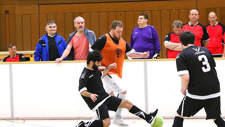 Eren Yaverz vom Lebenswerk Bayreuth gr&auml;tscht gegen Manuel Jott. Foto: Monika Limmer