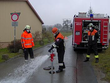 Steffen Schade, Stellvertretender Kommandant der Freiwilligen Feuerwehr Waldfenster beobachtet Martin Mahlmeister von der Freiwilligen Feuerwehr Stangenroth bei der Prüfung.