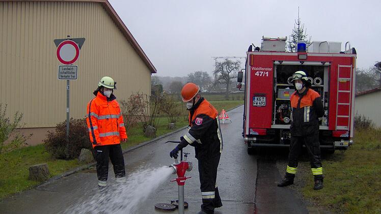 Steffen Schade, Stellvertretender Kommandant der Freiwilligen Feuerwehr Waldfenster beobachtet Martin Mahlmeister von der Freiwilligen Feuerwehr Stangenroth bei der Prüfung.