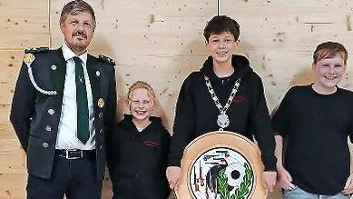 Das Jugend-Königshaus: (von links) 2. Schützenmeister Matthias Kleinhenz, Marie Markart, Nico Keßler und Jonas Rustler.