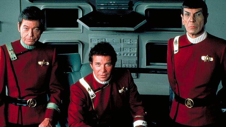 Kirk (William Shatner, Mitte), Spock (Leonard Nimoy, rechts) und McCoy (DeForest Kelley) &uuml;berlegen, wie dem Khan Einhalt geboten werden kann.