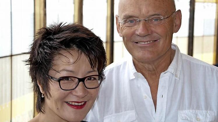 Mit einem Duoabend kehrt der Cellist Michael Hußla am Montag zurück in seine Heimatstadt Coburg. Gemeinsam mit der Pianistin Tomoko Takahashi gestaltet er im Riesensaal von Schloss Ehrenburg den Saisonauftakt bei der "Gesellschaft der Musikfreunde". Foto: PR