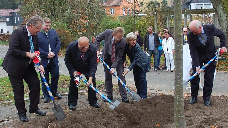 Mit kräftigen Spatenstichen pflanzen die Beteiligten symbolisch die neue Linde auf dem gewohnten Platz am Küpser Gries. Foto: Andrea Hänel