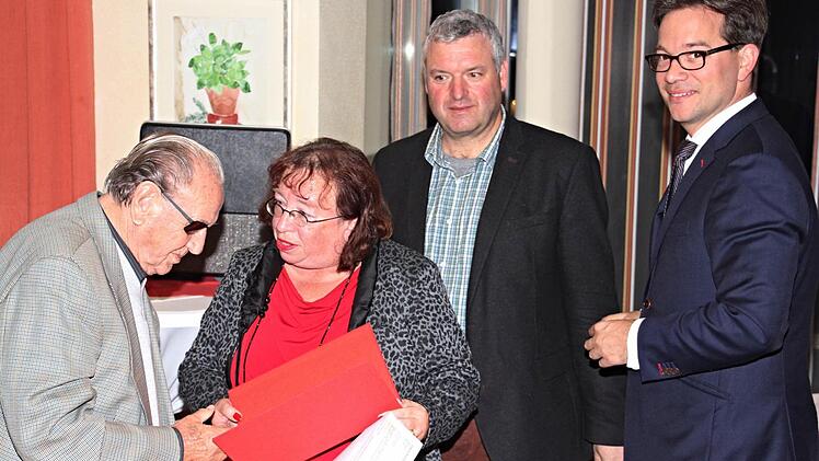 Besonders wurde Josef Lohm (links) gewürdigt, der der SPD seit 60 Jahren treu verbunden ist. Ihm gratulierten (von rechts): Staatssekretär Florian Pronold, Bürgermeister Jürgen Hennemann und die Ortsvorsitzende, Brunhilde Giegold.