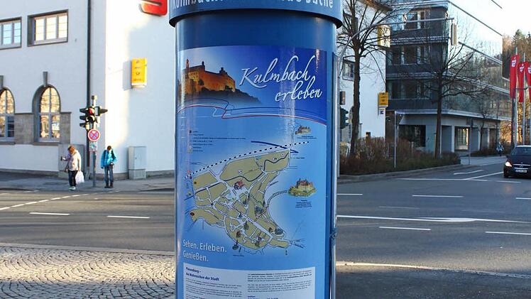 Wenn man den Bahnhof verlässt, stößt man auf diese Säule, wo es Tipps für den Kulmbach-Besuch gibt. Foto: Jürgen Gärtner
