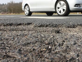 So zerfleddert wie hier ist der Asphalt an einigen Stellen in Bad Kissingen. Foto: Robert Huger