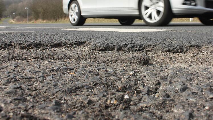 So zerfleddert wie hier ist der Asphalt an einigen Stellen in Bad Kissingen. Foto: Robert Huger