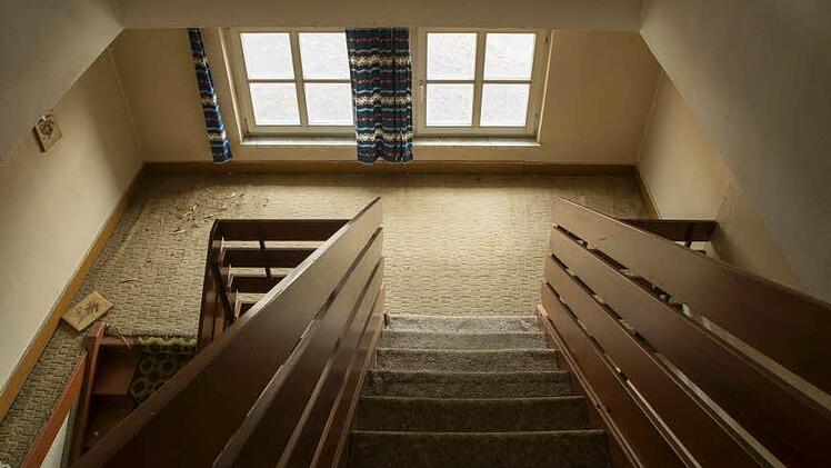 Abgewetzte Teppiche, heruntergekommene Zimmer: Das ehemalige Hotel "Post" in der Ludwigstraße steht seit vielen Jahren leer. Foto: Jürgen Hüfner