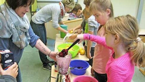 Auch leckere Smoothies wurden zubereitet Foto: Bruno Prei&szlig;inger