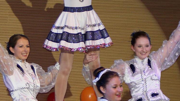 Beim gemeinsamen Auftritt: die "Funkmariechen" alt und neu.