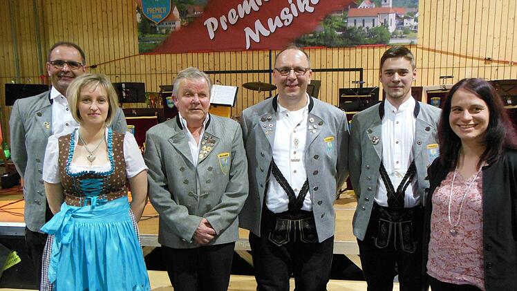 Einige Ehrungen gab es beim Konzert der Premicher Musikanten (von links): Vorsitzender Mario Köth, Janine Hartmann, Helmut Zehe, Norbert Kolb, Marcel Voll und Kreisvorsitzende Birgit Döhler. Nicht anwesend sein konnten Albin Schreiner und Roland Kirchner. Foto: Bernd Büttner