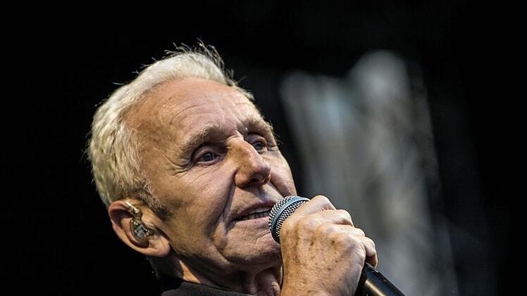 Impressionen vom Tambacher Sommer: Rund 1500 begeisterte Fans im ausverkauften Tambacher Schloss erlebten den Auftritt der Ersten Allgemeinen Verunsicherung. Foto: Jochen Berger