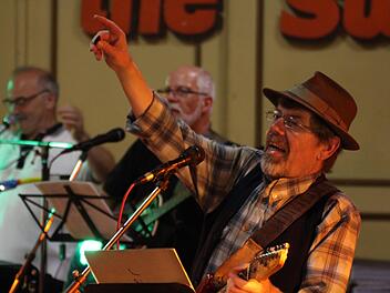 Wie in alten Tagen: Die Swingin Five heizen bei der Abriss-Party im Kreuzberghof ein. Foto: Sebastian Schmitt