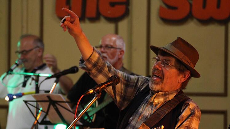 Wie in alten Tagen: Die Swingin Five heizen bei der Abriss-Party im Kreuzberghof ein. Foto: Sebastian Schmitt