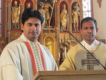Pater David Susai (links) und Pater Sony Kochumalayil in der Euerdorfer Pfarrkirche Doris Bauer