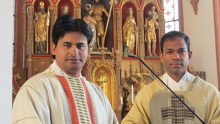 Pater David Susai (links) und Pater Sony Kochumalayil in der Euerdorfer Pfarrkirche Doris Bauer