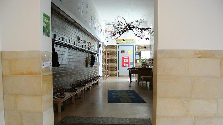 Erster Stock: Vom hellen Treppenhaus der Blick zur Schule.