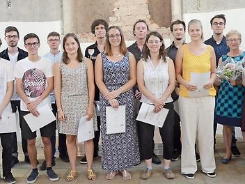 Die Klassenbesten der Berufsfachschule für Musik Oberfranken nach der Zeugnisübergabe. Mit im Bild Pfarrer Matthias Rückert (2.v.l.). Rechts rechts Ludwig Hertel (Vorsitzender Förderverein), Iris Steininger und Helma Heinkele.  Foto: K.- H. Hofmann