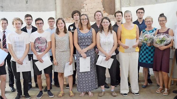 Die Klassenbesten der Berufsfachschule für Musik Oberfranken nach der Zeugnisübergabe. Mit im Bild Pfarrer Matthias Rückert (2.v.l.). Rechts rechts Ludwig Hertel (Vorsitzender Förderverein), Iris Steininger und Helma Heinkele.  Foto: K.- H. Hofmann