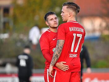 Baiersdorfs Kapitän Adrian Grinjuks (links) tröstet den Unglücksraben Max Schmitt. Sein Eigentor brachte den BSV gegen Feuchtwangen auf die Verliererstraße. Foto: Sportfoto Zink