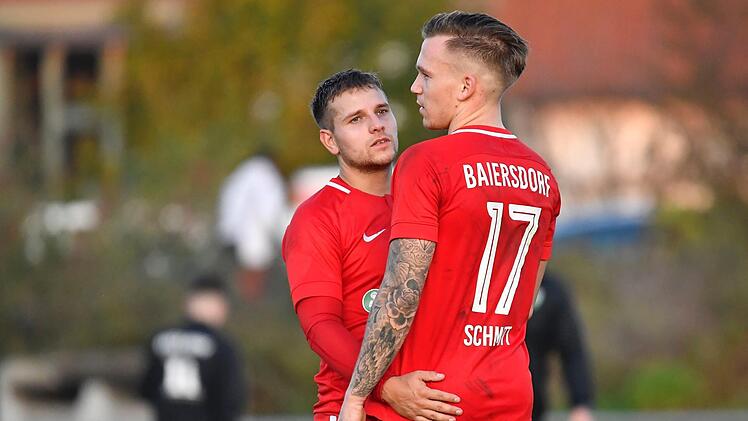 Baiersdorfs Kapitän Adrian Grinjuks (links) tröstet den Unglücksraben Max Schmitt. Sein Eigentor brachte den BSV gegen Feuchtwangen auf die Verliererstraße. Foto: Sportfoto Zink