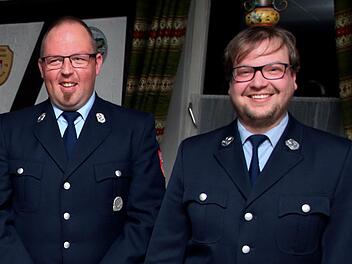 Als Feuerwehrkommandant von Burghausen bestätigt wurde Dominik Kuhn (links), ebenso sein Stellvertreter Steffen Büscher.Foto: Dieter Britz