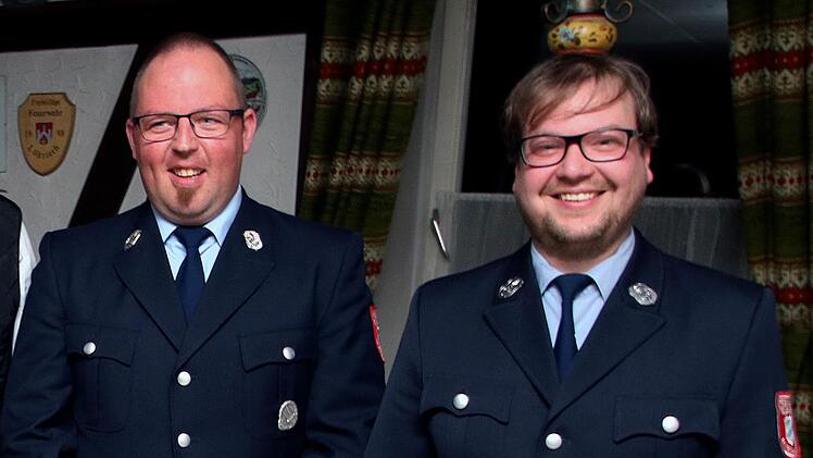 Als Feuerwehrkommandant von Burghausen bestätigt wurde Dominik Kuhn (links), ebenso sein Stellvertreter Steffen Büscher.Foto: Dieter Britz