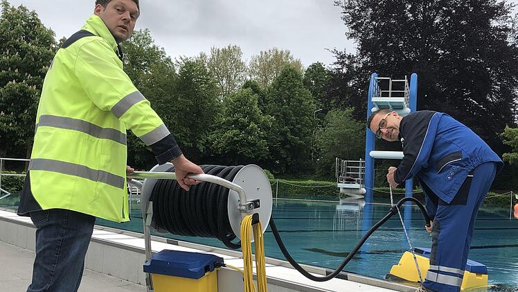Der für die Technik im Märchenbad zuständige Abteilungsleiter Konrad Sünkel (links) und Haustechniker Heiko Stier lassen einen von zwei vollautomatischen Beckensauger ins große Becken. Die Anlagen sind auf Hochglanz geputzt und bereit für einen großen Besucheransturm.