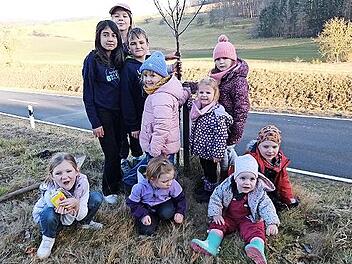 Artenvielfalt zum Anfassen: die Schönbacher Kinder an einer neu gepflanzten Hauszwetschge.