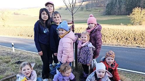 Artenvielfalt zum Anfassen: die Schönbacher Kinder an einer neu gepflanzten Hauszwetschge.