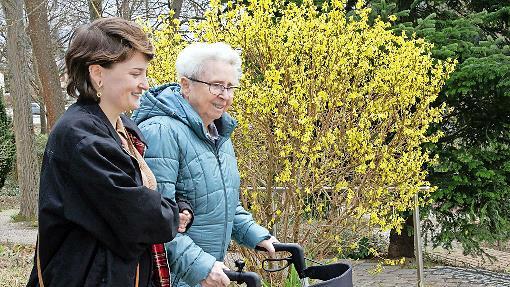 Die &bdquo;Brucker Waldl&auml;ufer&ldquo; spazieren regelm&auml;&szlig;ig durch den Bannwald der Brucker Lache. Immer dabei: Susanne Lauer (l.), Sozialarbeiterin und Projektbetreuung des Quartiersb&uuml;ros Erlangen-Bruck.