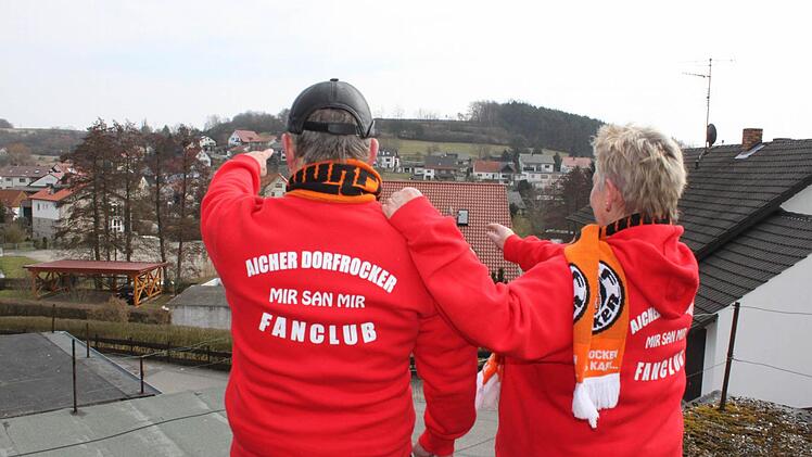 "Da drüben proben sie immer." Wenn vor dem Elternhaus der "Dorfrocker" Philipp, Tobias und Markus Thomann in Kirchaich viele Autos stehen, wissen Andreas und Helga Geus, dass ihre musikalischen Lieblinge für das nächste Konzert üben.  Fotos: Katja Kölbl