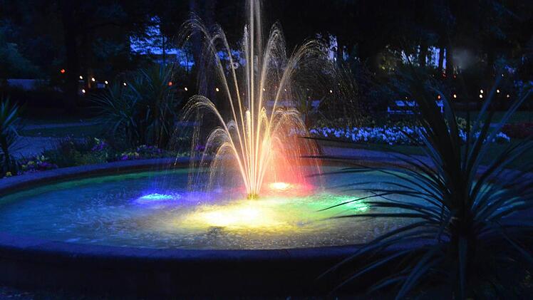 Beleuchteter Springbrunnen im Kurgarten von Bad Bocklet.