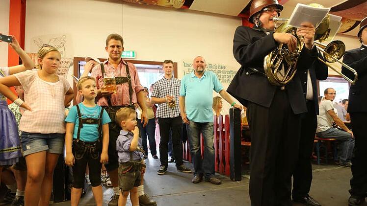 Die "1. Neusiche Feuerwehrkapelln" bei der Bierprobe  Foto: Barbara Herbst