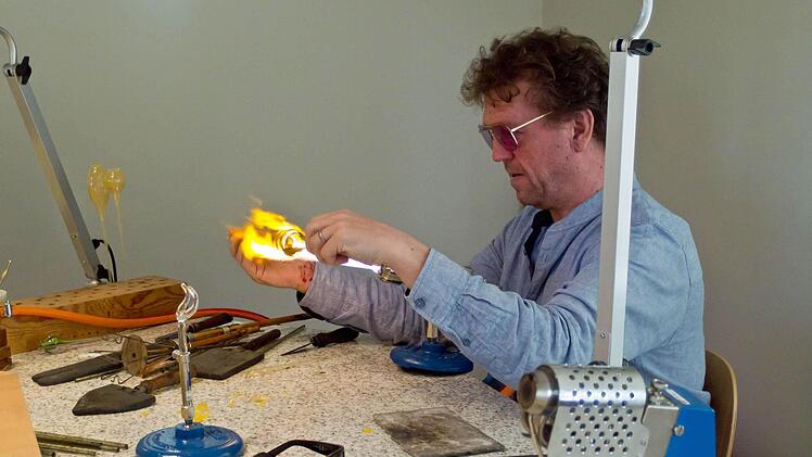 Impressionen vom Lampenglas-Workshop im Glasmuseum Rosenau: Thomas Müller-Litz bei der Arbeit.Foto: Jochen Berger