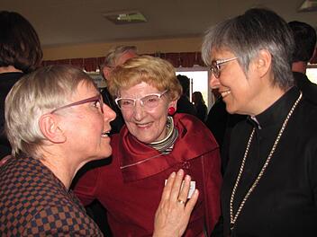 Irmgard Clausen, Vorsitzende vom Hospizverein Coburg, Erka Vollath vom Seniorenbeirat Coburg und die Bayreuther Bischöfin Dorothea Greiner beim Gedankenaustausch anlässlich der Eröffnungsveranstaltung zur "Woche für das Leben" in Coburg. Die Politik hat vor kurzem grünes Licht für den Bau eines stationären Hospizes in Coburg gegeben.  Fotos: Martin Koch