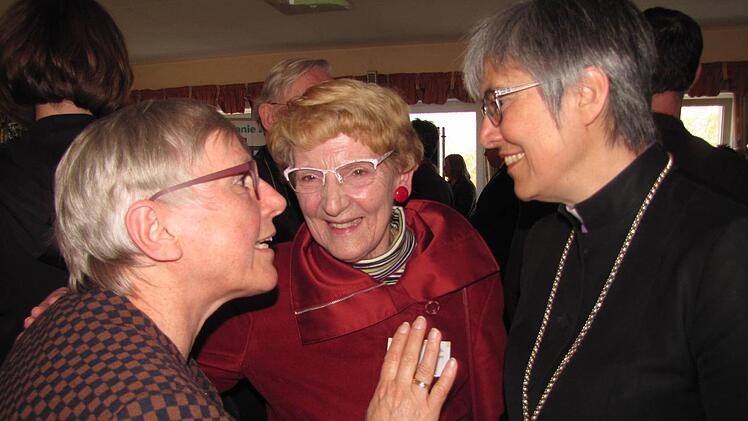 Irmgard Clausen, Vorsitzende vom Hospizverein Coburg, Erka Vollath vom Seniorenbeirat Coburg und die Bayreuther Bischöfin Dorothea Greiner beim Gedankenaustausch anlässlich der Eröffnungsveranstaltung zur "Woche für das Leben" in Coburg. Die Politik hat vor kurzem grünes Licht für den Bau eines stationären Hospizes in Coburg gegeben.  Fotos: Martin Koch
