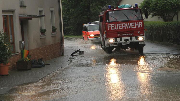 Die Kanäle fassten das Wasser nicht mehr, so dass die Staatsstraße 2281 überschwemmt wurde. Fotos: gg
