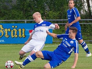 Seit dieser Saison ist Johannes Müller (weißes Trikot) beim FC Mitwitz nicht nur als Stratege und Antreiber im Mittelfeld gefordert, sondern er hat als Spielertrainer die Verantwortung übernommen. Foto: Archiv/Weiß