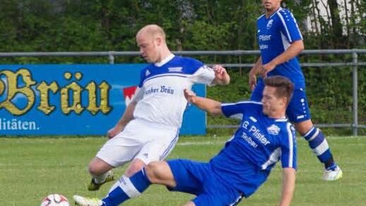 Seit dieser Saison ist Johannes Müller (weißes Trikot) beim FC Mitwitz nicht nur als Stratege und Antreiber im Mittelfeld gefordert, sondern er hat als Spielertrainer die Verantwortung übernommen. Foto: Archiv/Weiß
