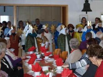 Zur Seniorenfeier in Arnshausen schauten auch die Sternsinger vorbei.  Foto: Michaela Atzler