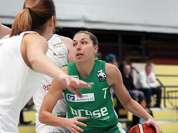 Svenja Zeis (mit Ball) war mit 20 Punkten und acht Rebounds eine Sieggarantin der DJK Brose Bamberg in Speyer. Foto: Sebastian Hader